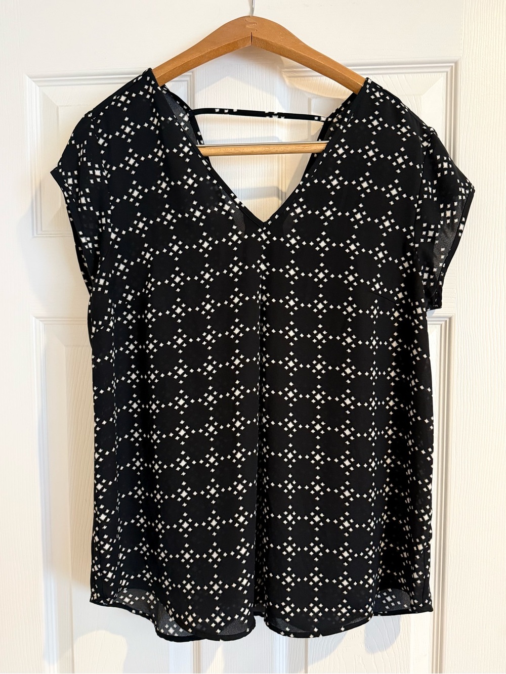 DR2 Black and White Sleeveless Blouse